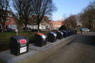 846538 Afbeelding van de afvalcontainers voor gescheiden afval op het Willem van Noortplein te Utrecht.